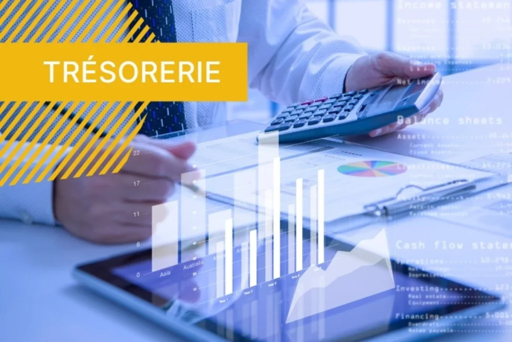 Image d'une personne travaillant sur des documents financiers pour la prévision de trésorerie